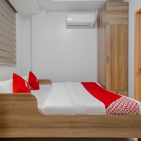 Oyo 605 The Quarters Hotel Manila Bagian luar foto