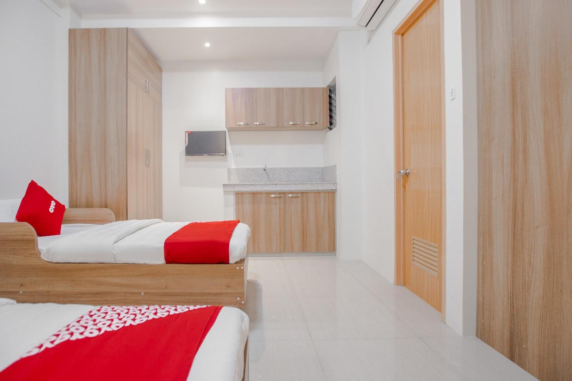 Oyo 605 The Quarters Hotel Manila Bagian luar foto