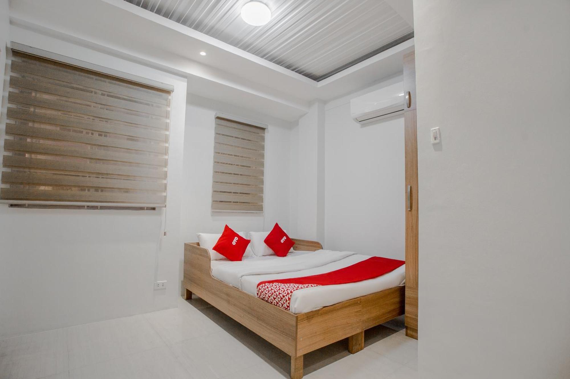 Oyo 605 The Quarters Hotel Manila Bagian luar foto