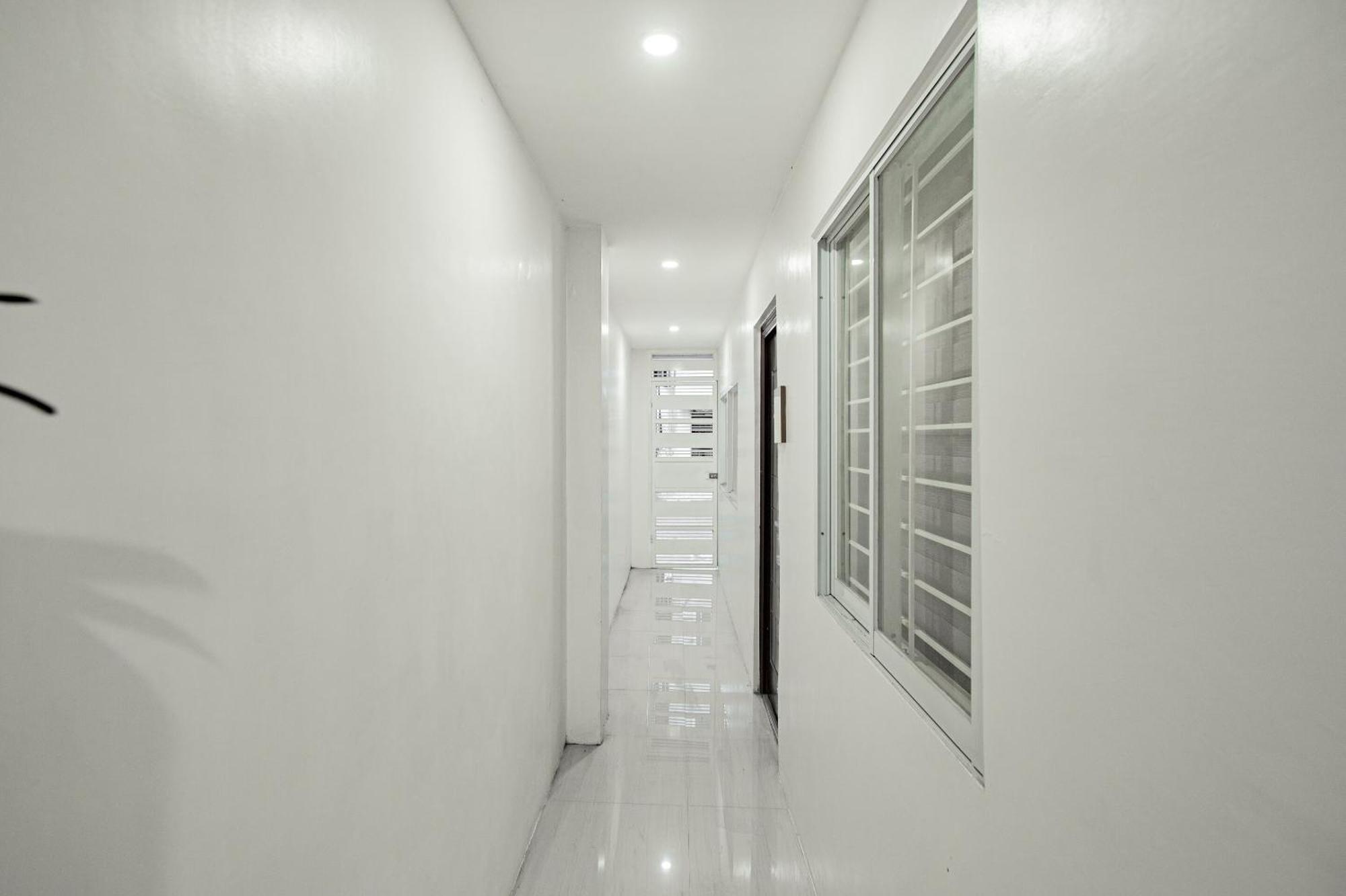 Oyo 605 The Quarters Hotel Manila Bagian luar foto