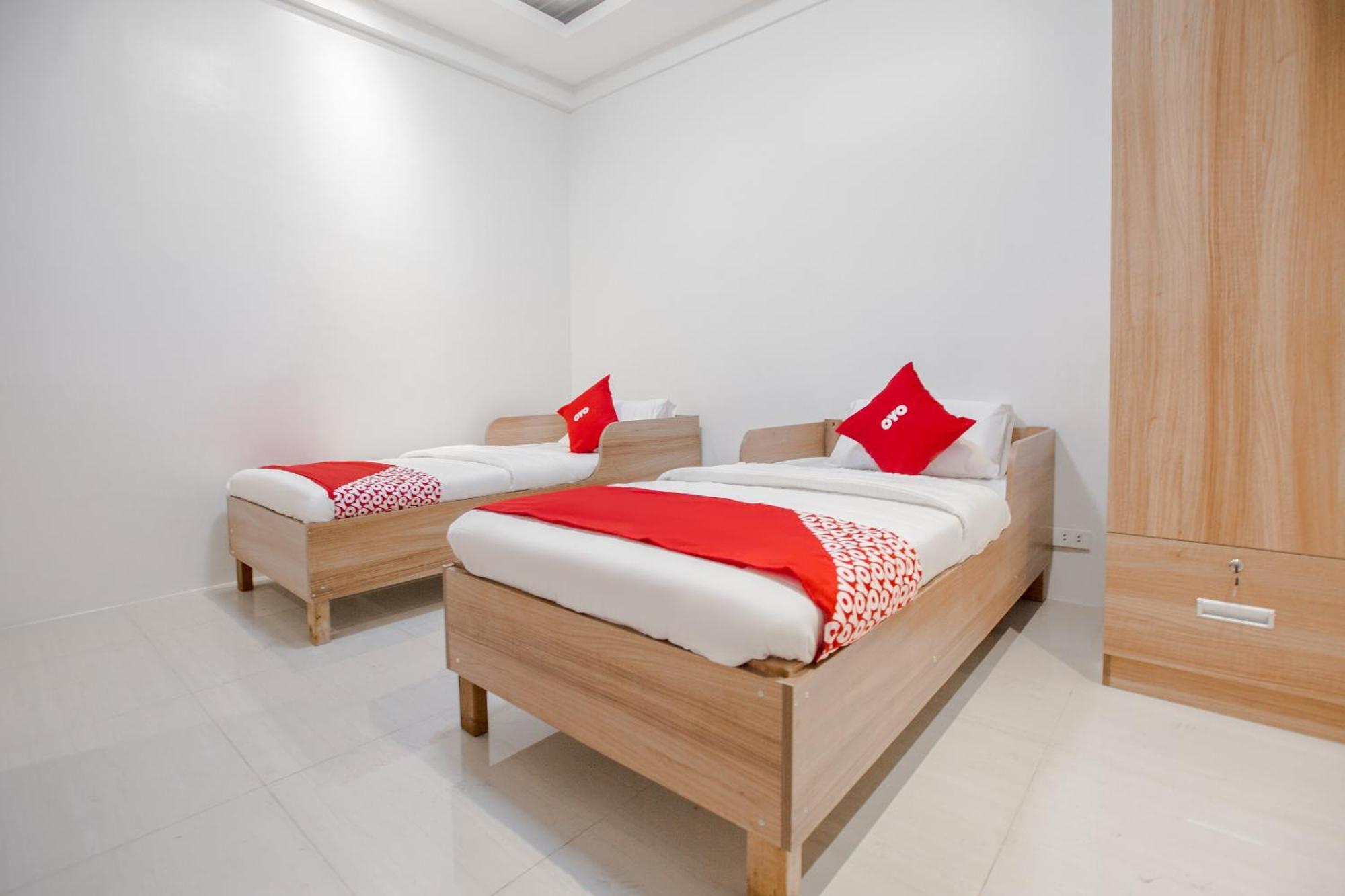 Oyo 605 The Quarters Hotel Manila Bagian luar foto