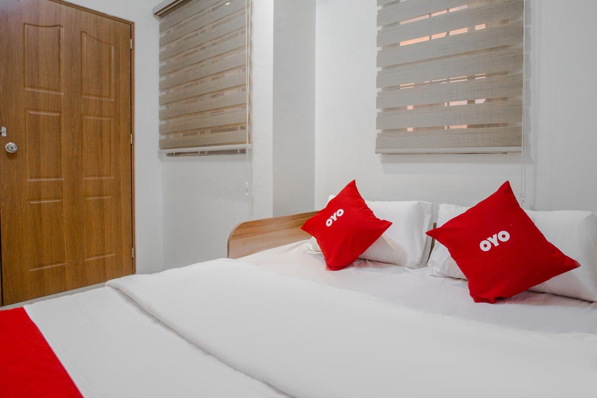 Oyo 605 The Quarters Hotel Manila Bagian luar foto